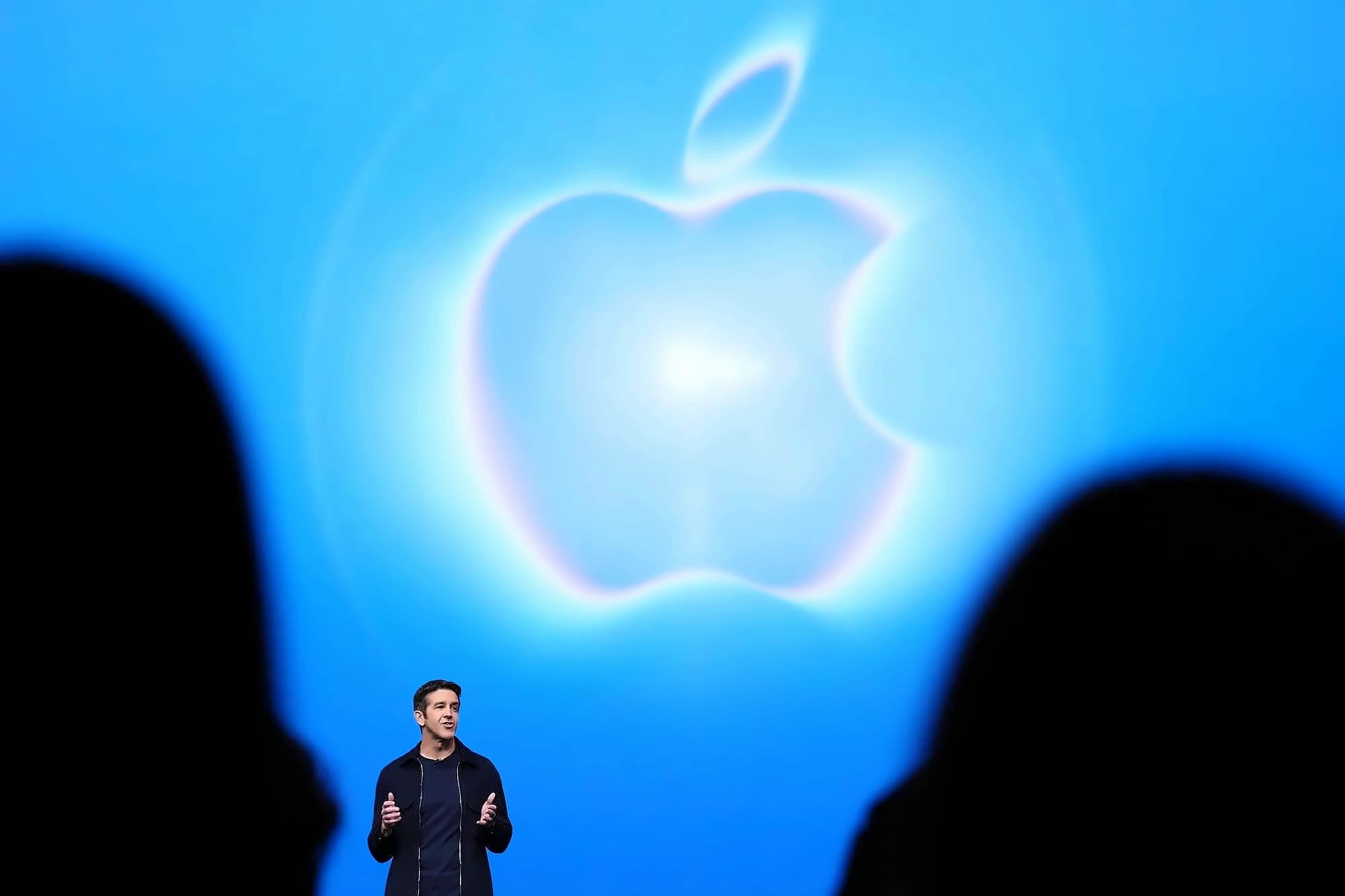 Apple Releases Siri AI with MacBook Pro OLED Touch Screen Testing