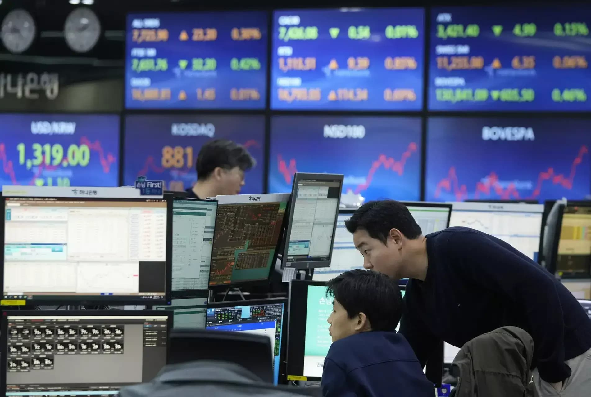 Asian stocks mixed as Gulf tensions ease, oil surge rekindles inflation fears