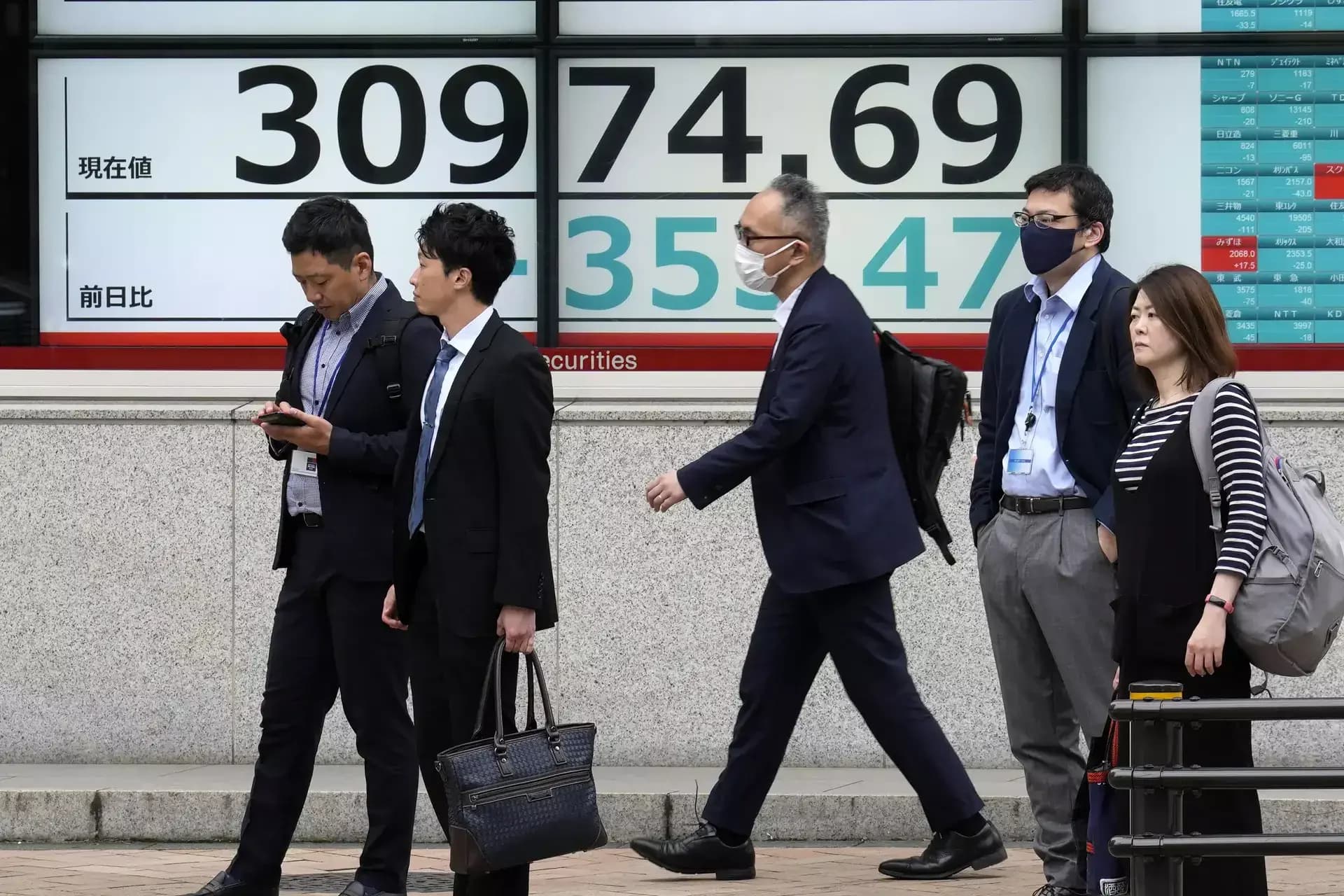 Asian stocks crash as oil hits $107, rupee hits record lows
