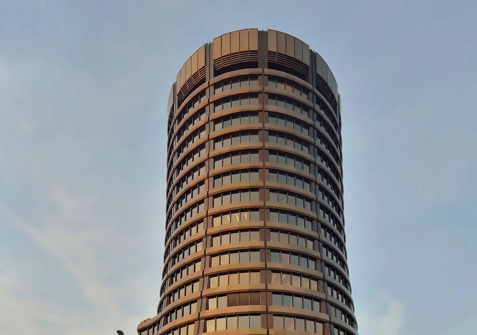 BIS Warns AI Investment Boom Could Trigger Global Financial Crisis
