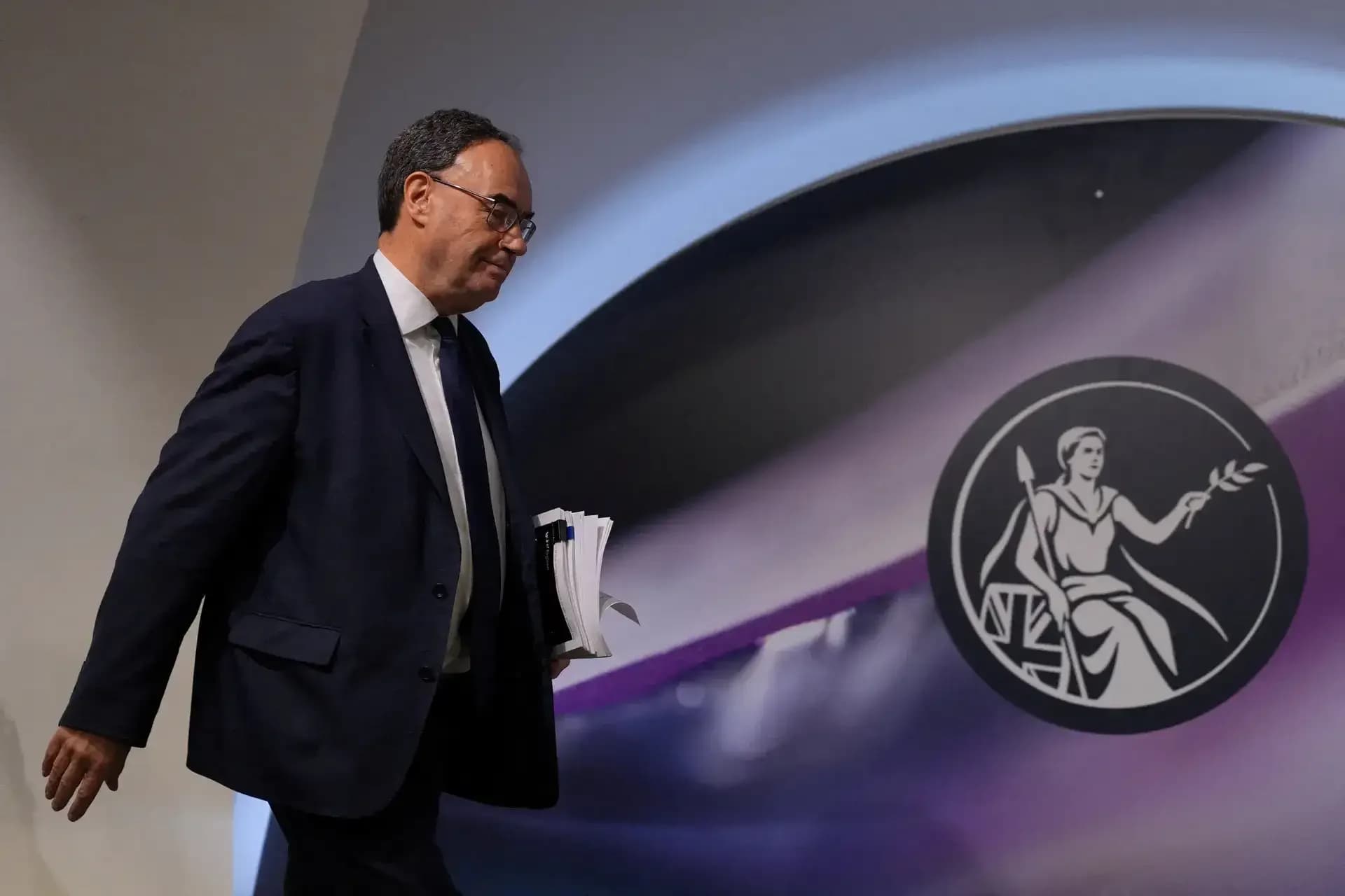 BoE Holds Rates at 3.75% as Oil Outlook Improves, Pound Weakens