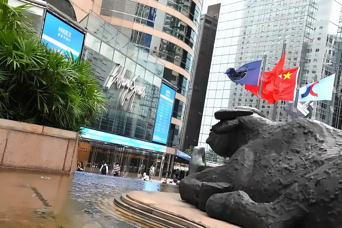 China Markets Fall on Weak Economic Data Amid Mixed August Indicators