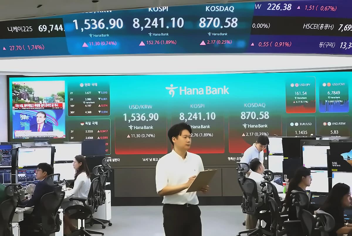 DAX Hits Record Highs, Gold Stabilizes Amid Mixed Market Signals
