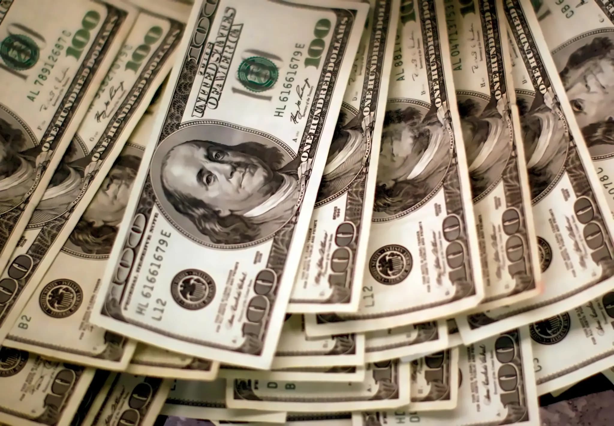 Dollar Index Falls 1% as Trump's Market Interventions Fail