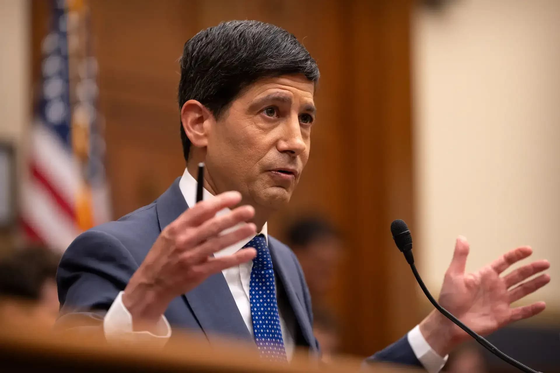 Warsh Faces Warren Grilling Over Fed Meeting Probe
