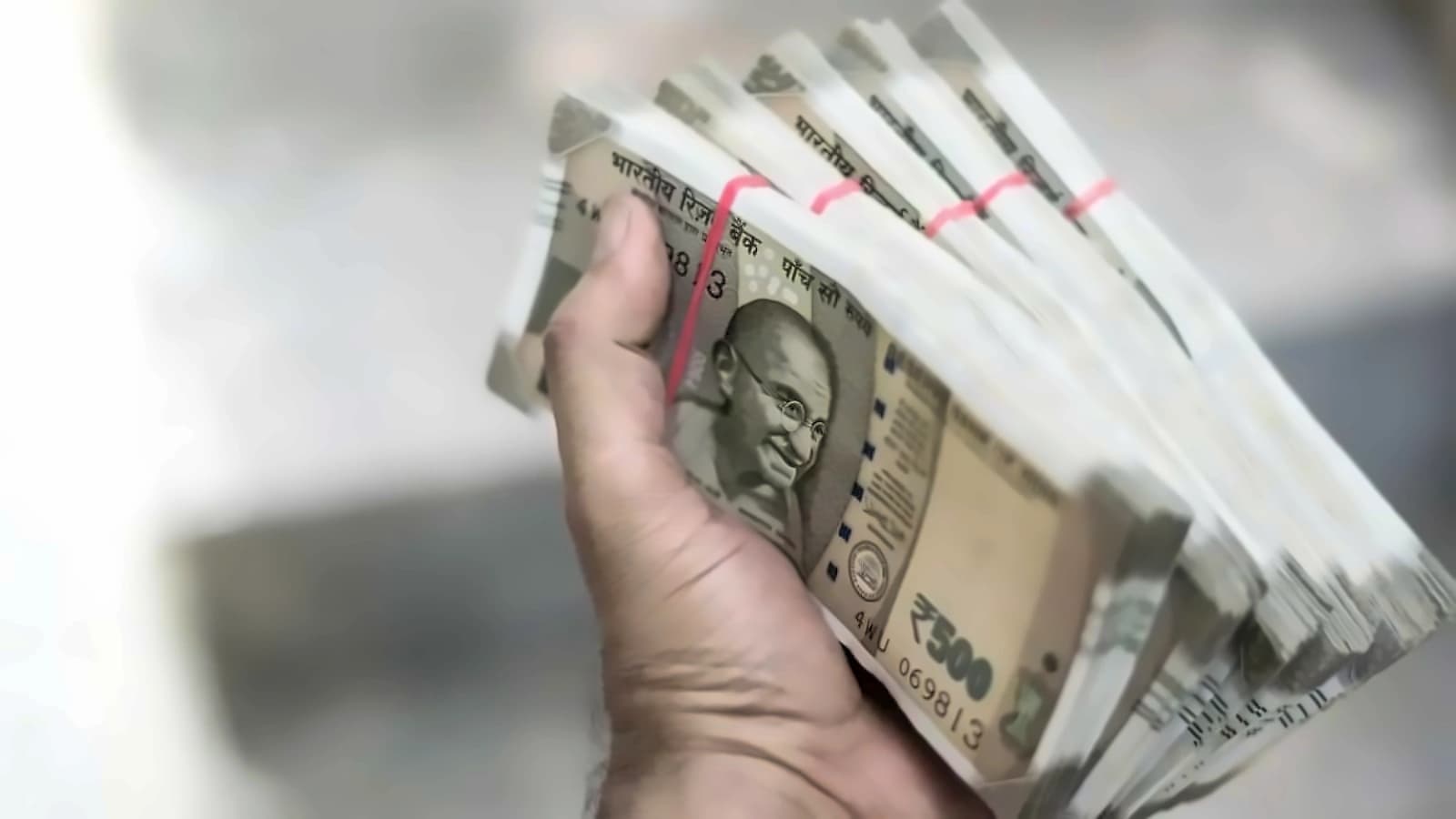 FIIs turn net buyers with ₹480 cr inflow; GIFT Nifty signals negative opening