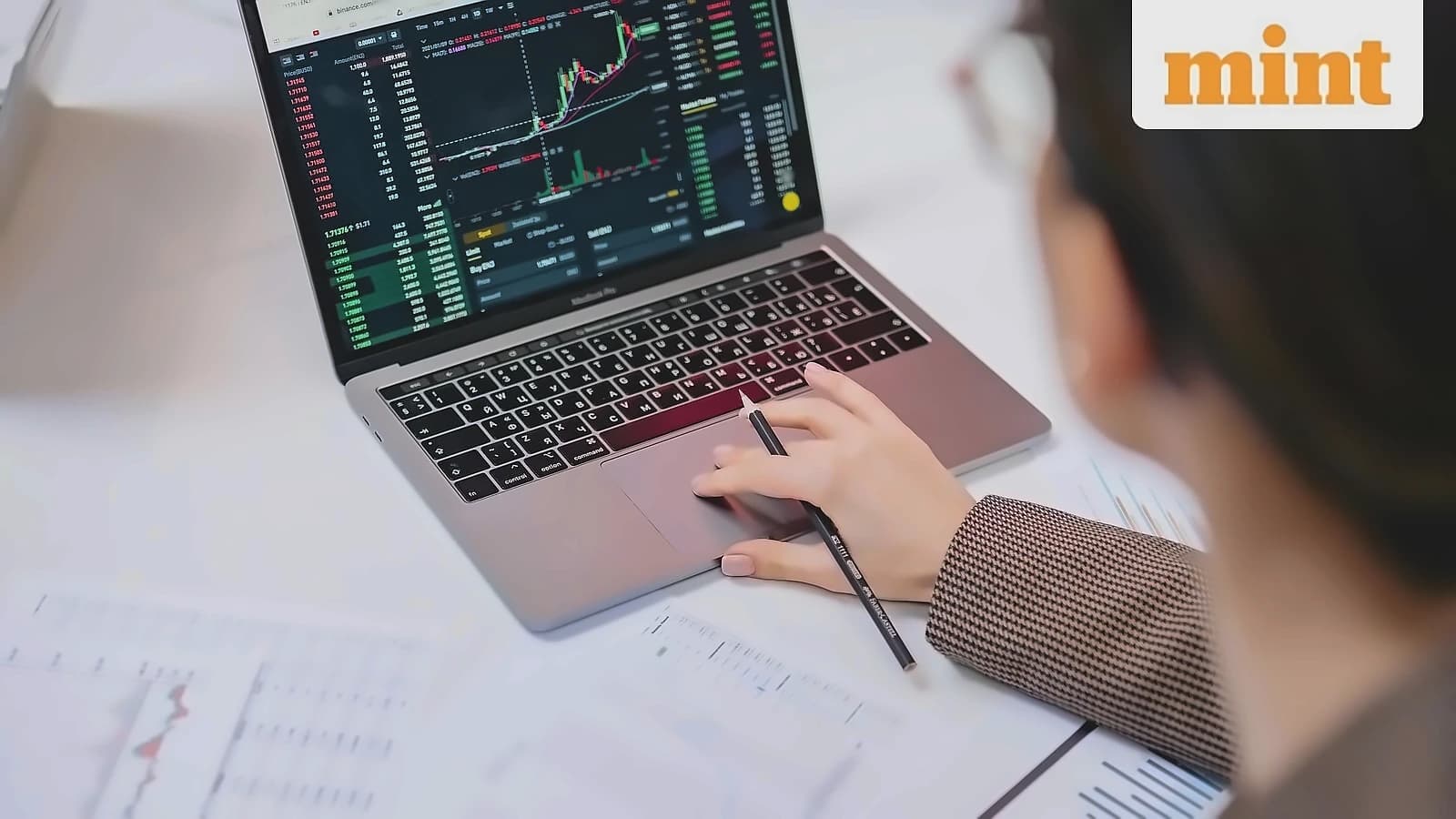FII Selling Eases After $60B Exodus as Global AI Shift Accelerates
