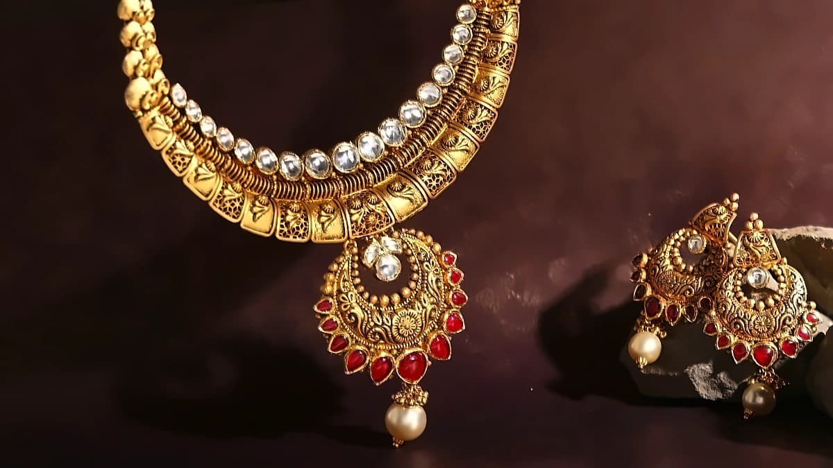 Gold falls to ₹1.52L/10g, silver gains 4.4% amid oil surge