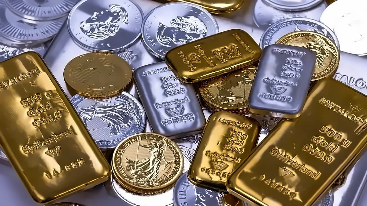 Gold holds above $4,300 as Fed rate hike expectations persist