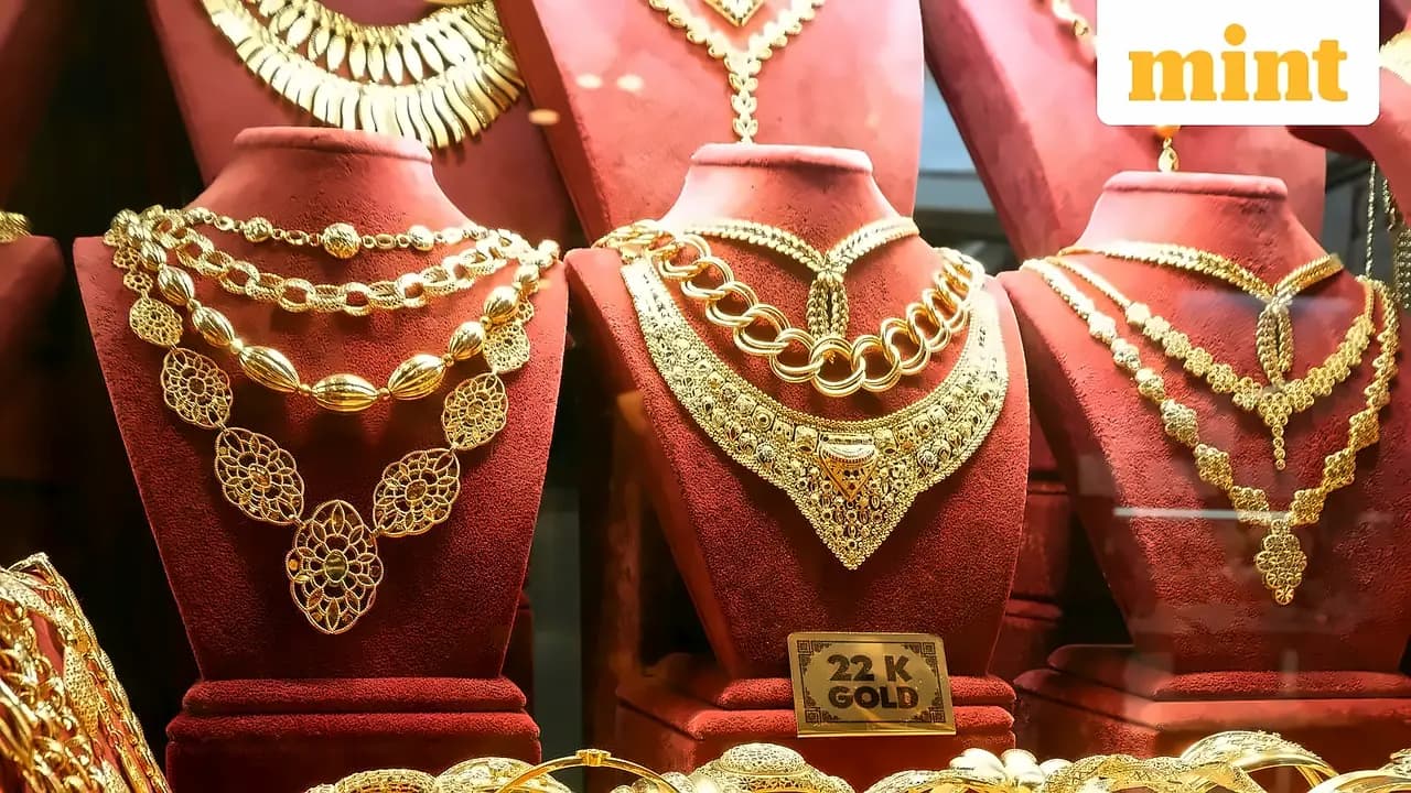 Gold holds losses near ₹1.62 lakh/10g as US-Iran tensions persist