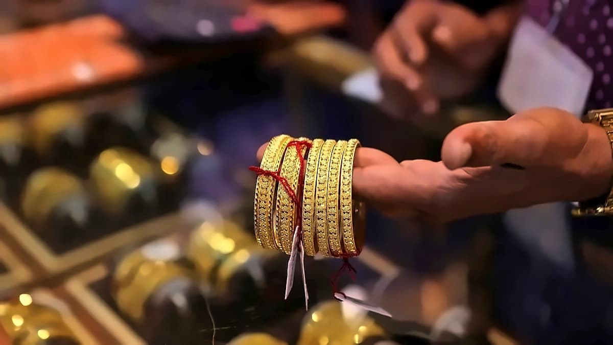 Gold Drops 30% from Peak; Silver Plunges 50% - Expert Warns Against Investment