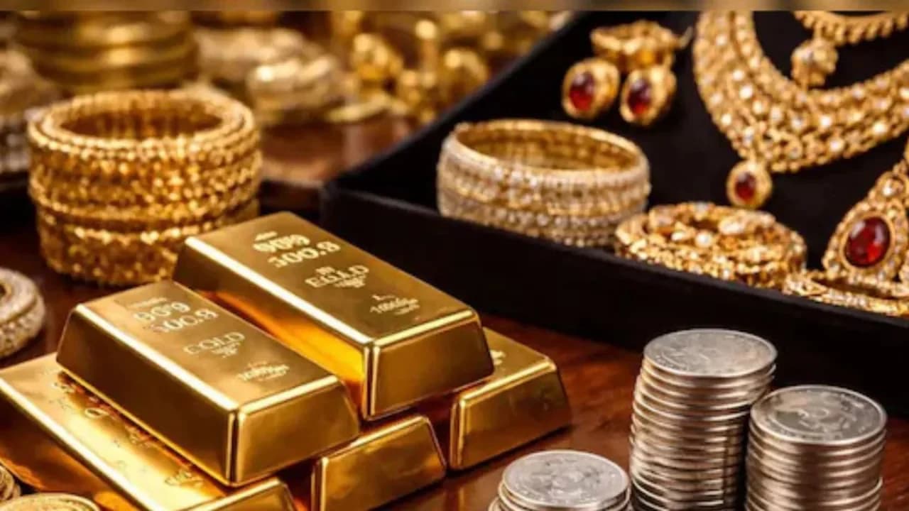 Gold Heads for Weekly Drop as Gulf Attacks Reinforce Rate-Hike Bets