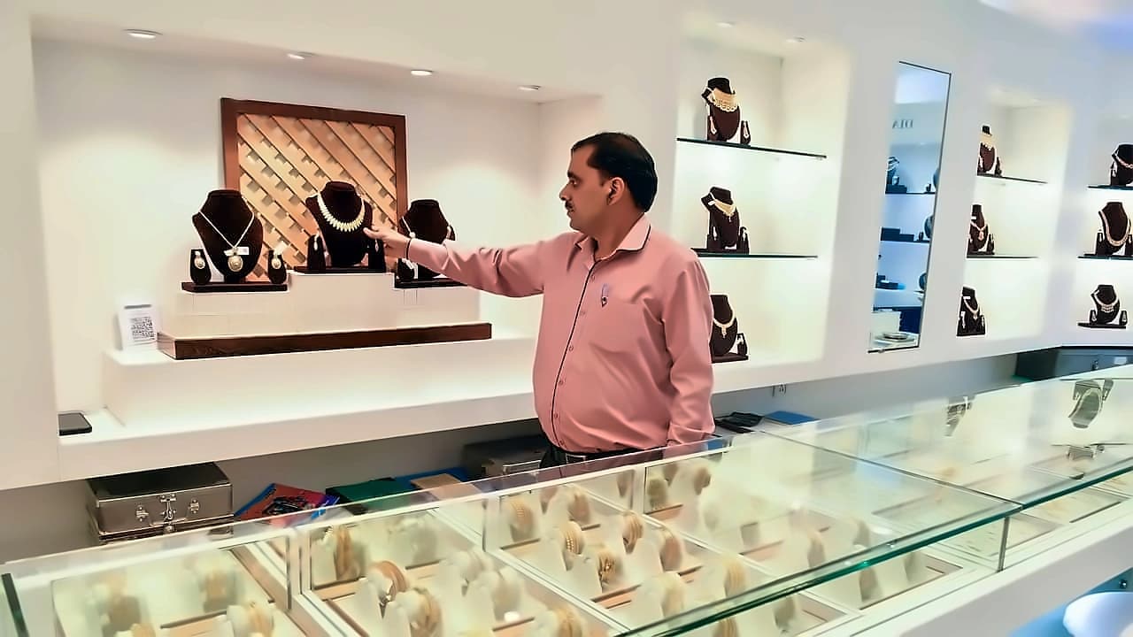 Gold Set for Third Monthly Fall Despite Iran Ceasefire Hopes
