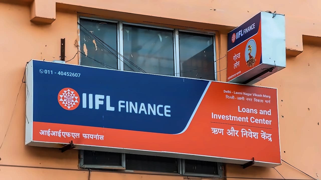 IIFL Finance shares surge 2.5% as Nifty 50 gains 275 points