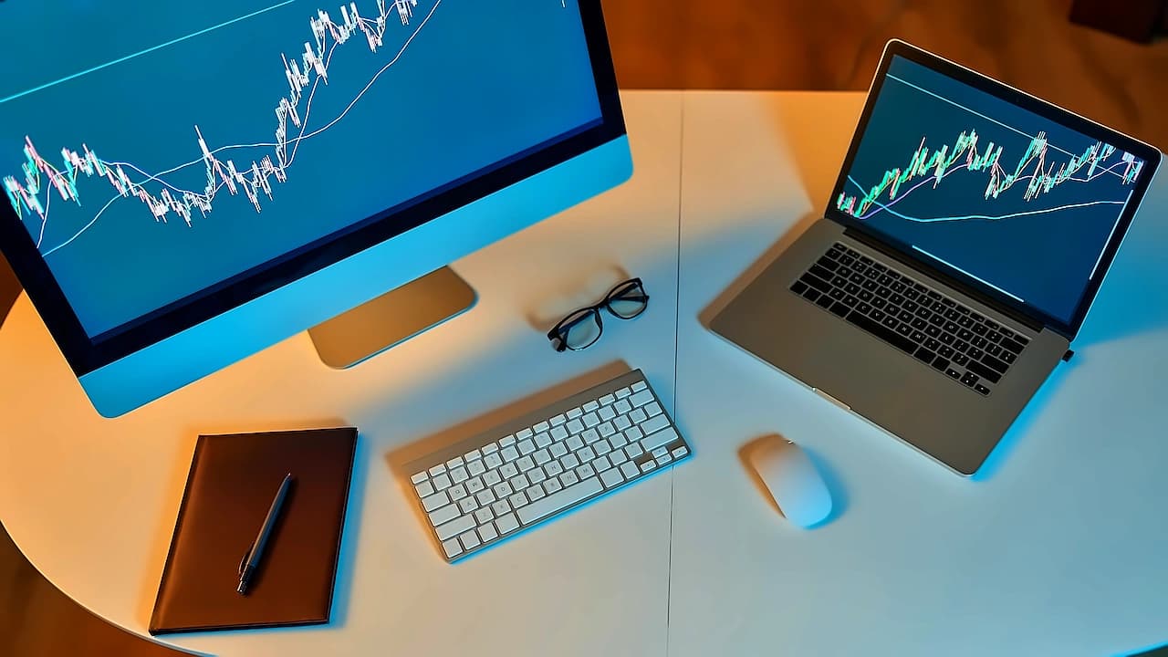 Nifty Tops 23,400 as IT Stocks Surge 4.23%, Sensex Gains 383 Points