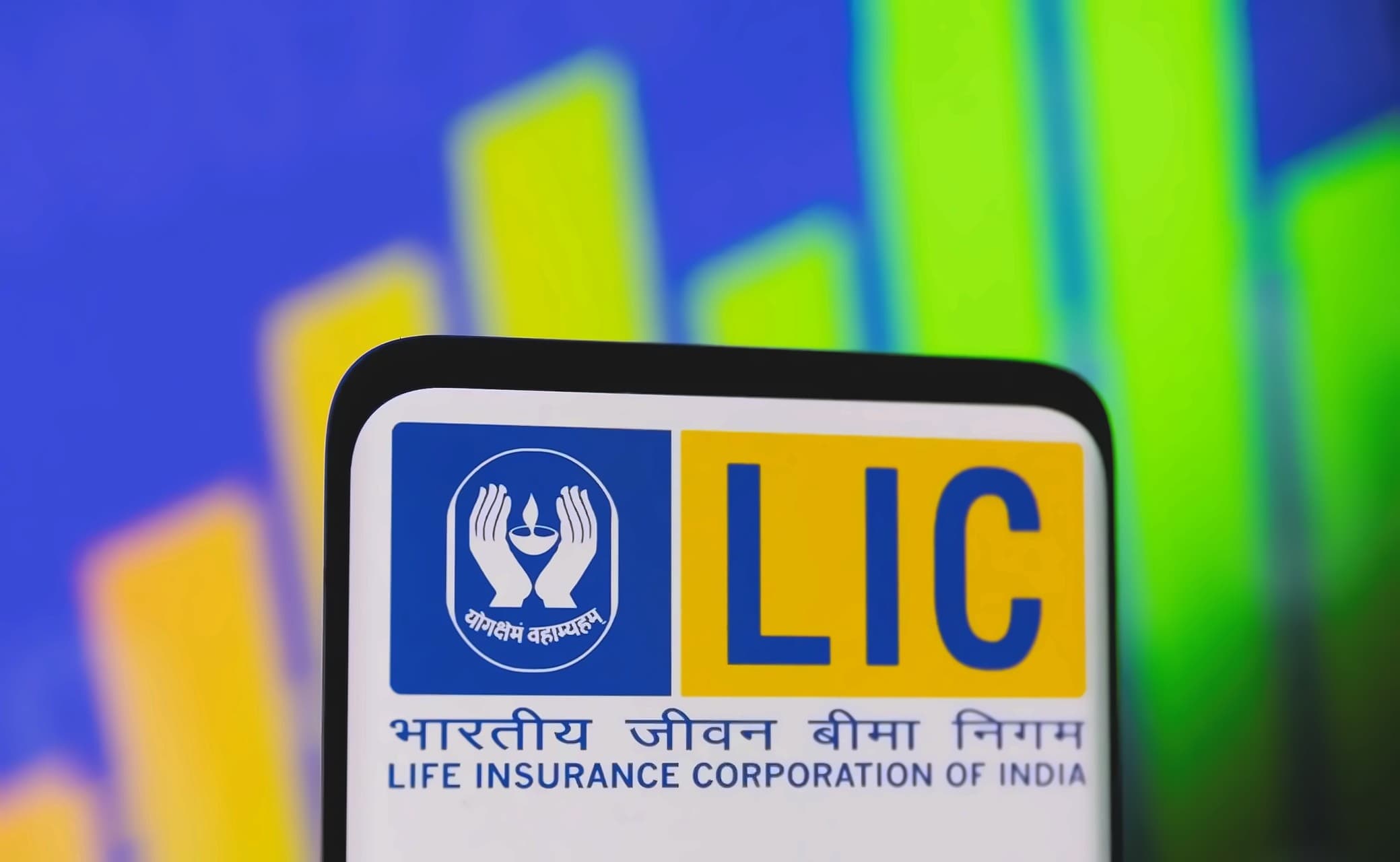 LIC's 2025 Portfolio Review: 64% Stocks Decline While 77 Outperform Nifty