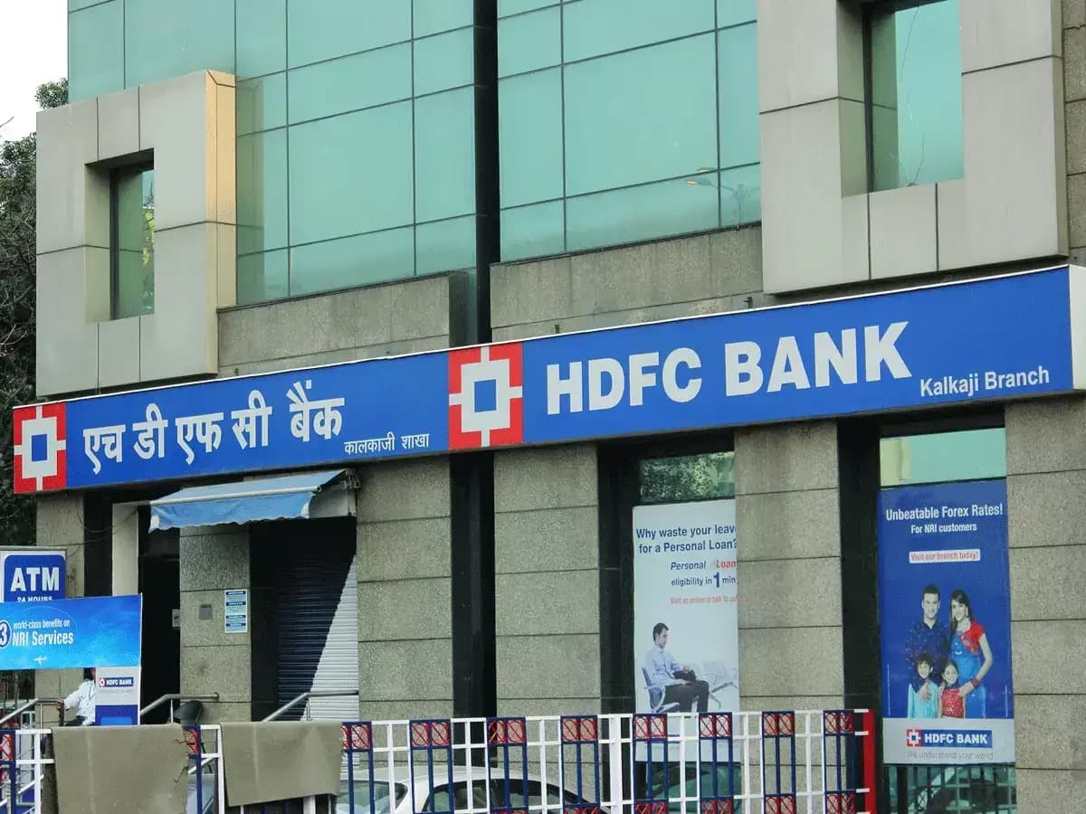 Motilal Oswal boosts SBI weight, trims HDFC Bank stake