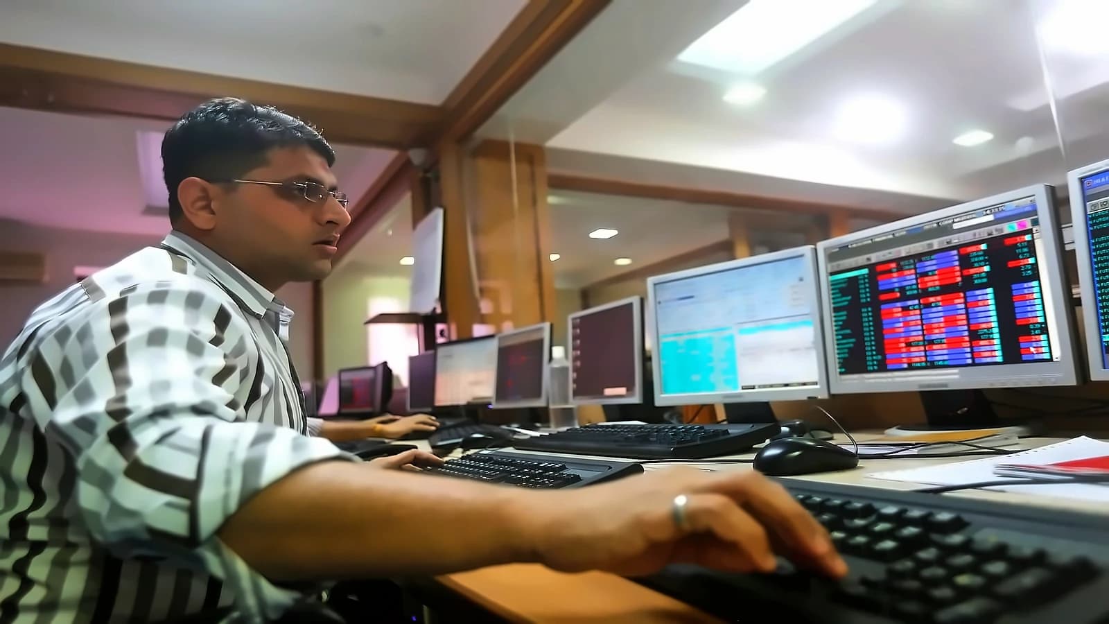 Nifty 50 closes below 23,900; IT stocks crash 9.5% amid earnings concerns