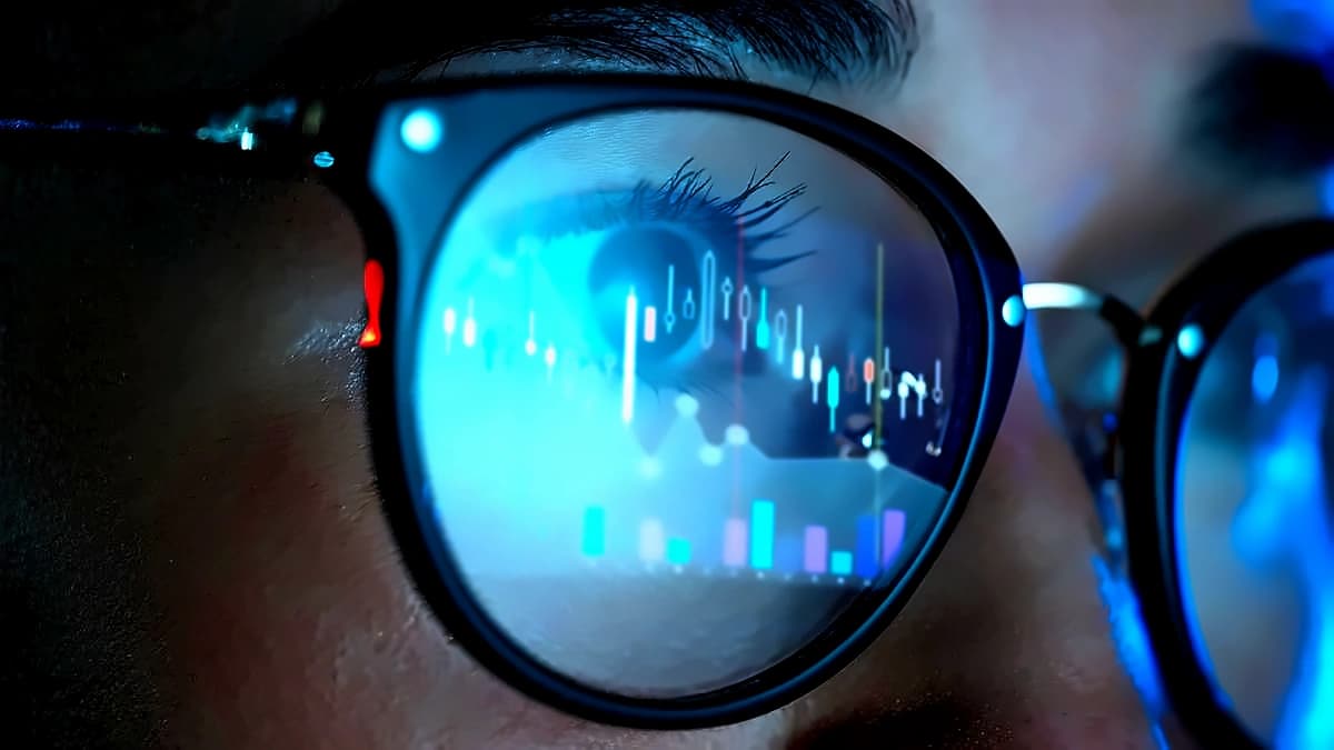 Nifty drops 100 points on IT drag; HCL Tech crashes 7%