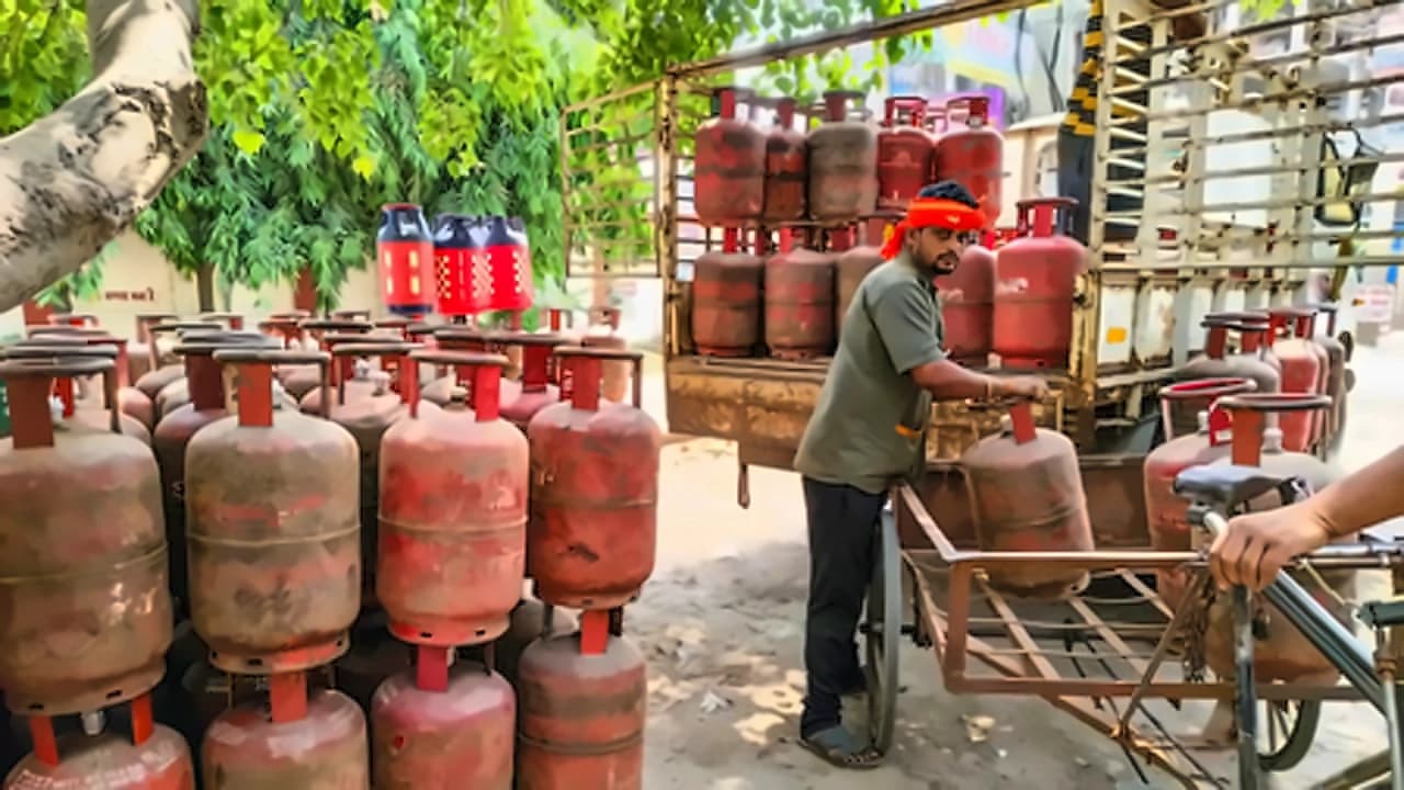 OMCs face ₹13,700 cr LPG under-recoveries, $115/bbl oil price risk