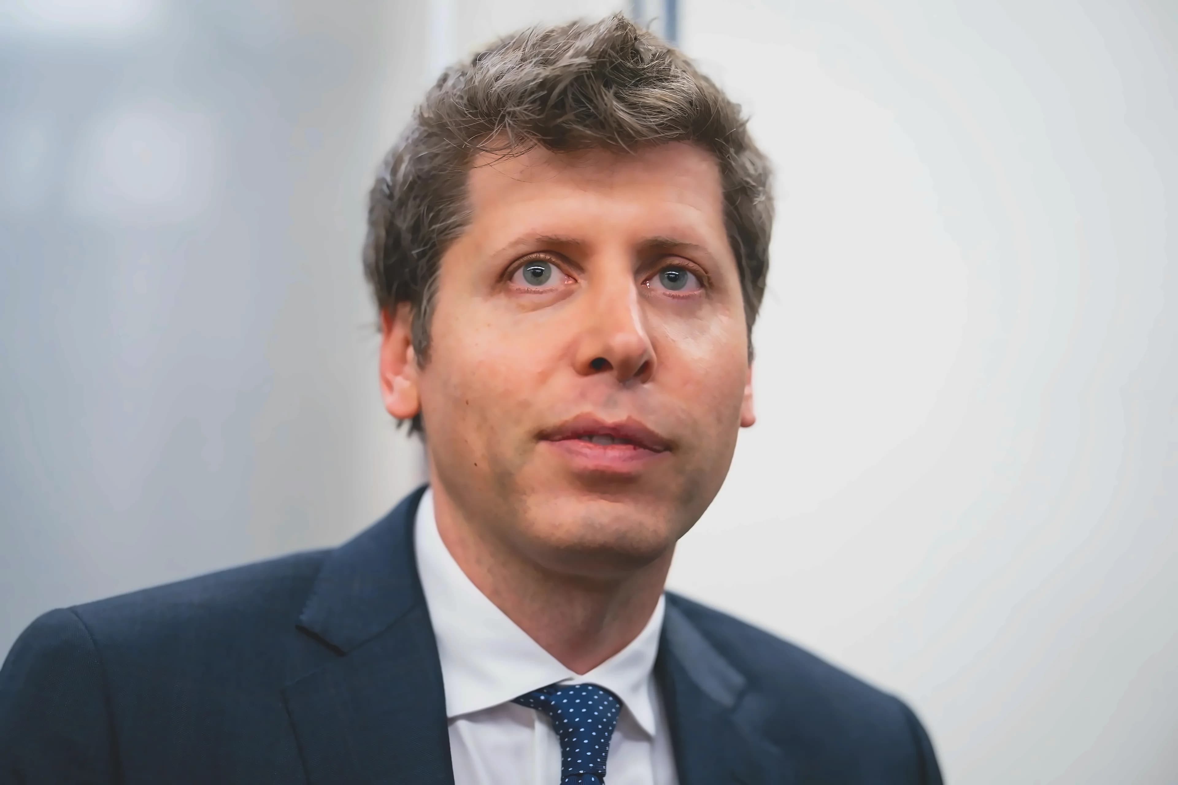 Altman Defends AI Risks as OpenAI-Anthropic Split Deepens