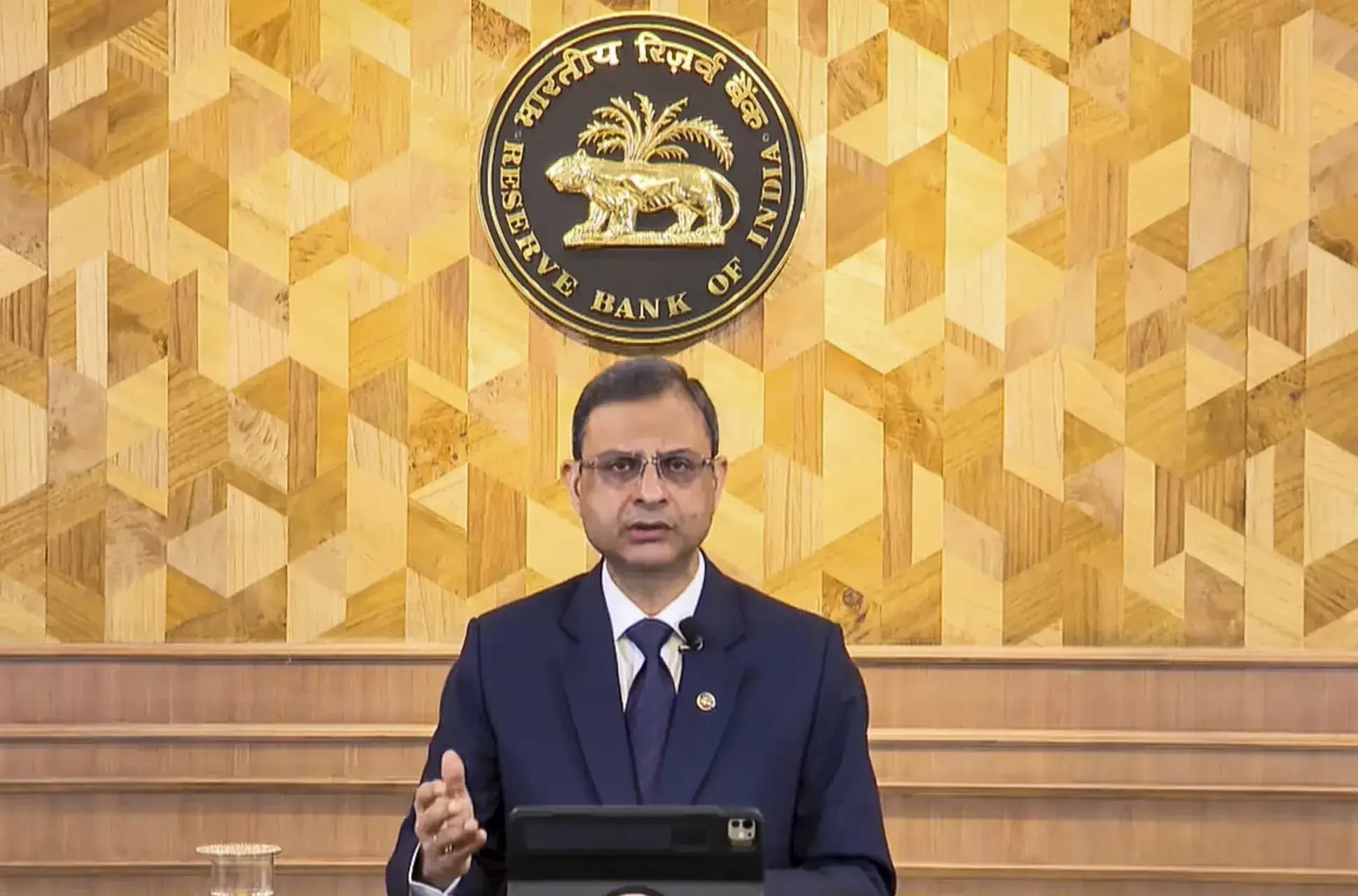 RBI Currency Forward Curbs Temporary, Says Malhotra