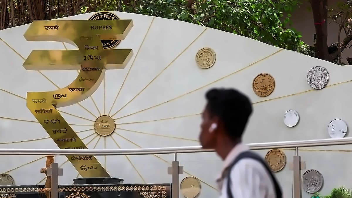 Rupee Opens Lower at ₹95.71 as Oil Shock Continues, RBI Intervention Expected