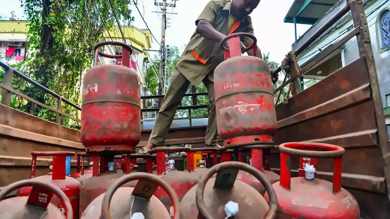 Restaurants to raise prices as LPG costs surge ₹933