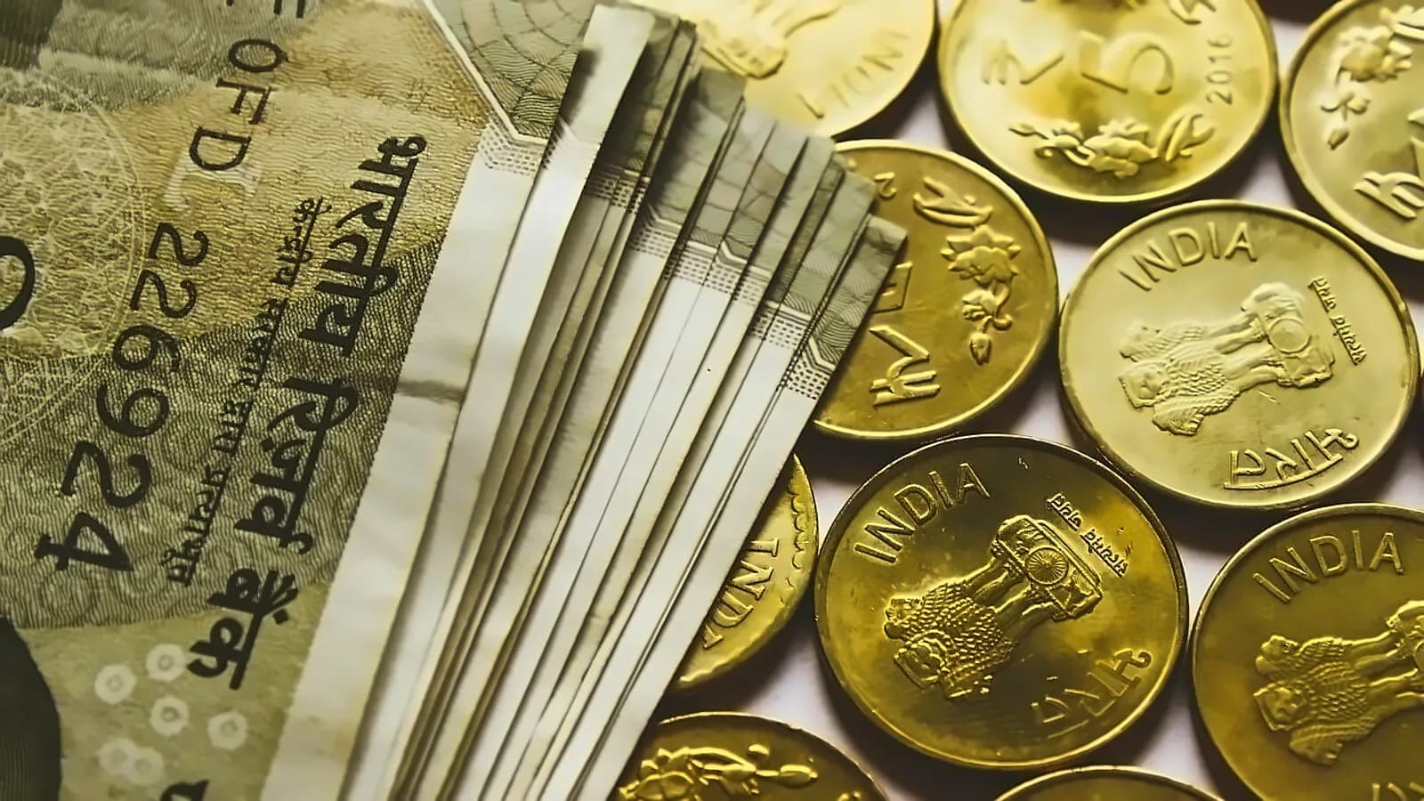 Rupee strengthens to 95.41 vs USD on oil drop, RBI dollar sales