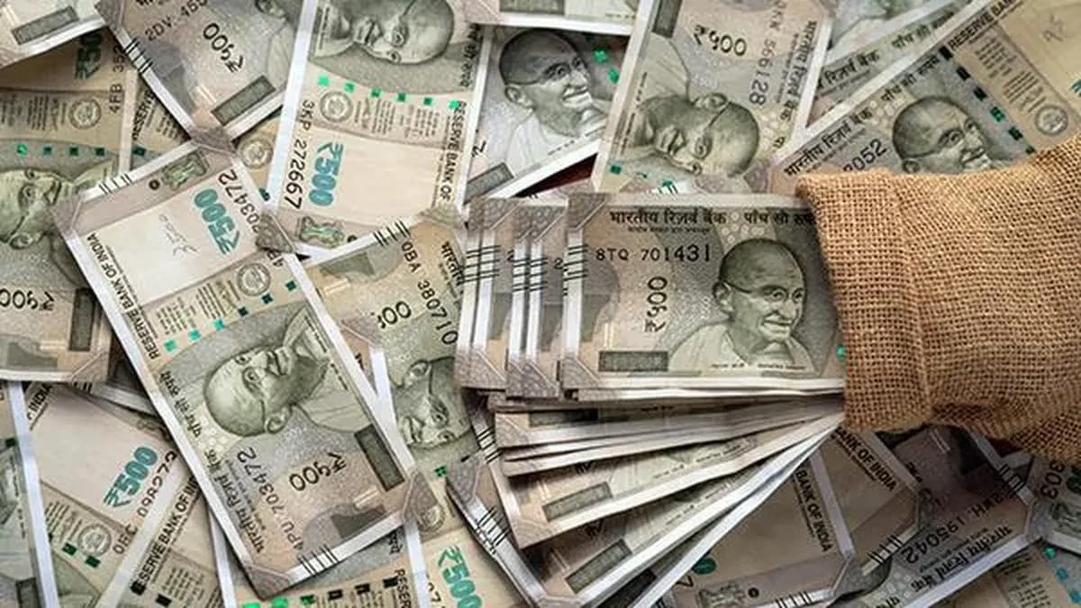 Rupee strengthens to 95.69/$ as RBI Governor calls it undervalued