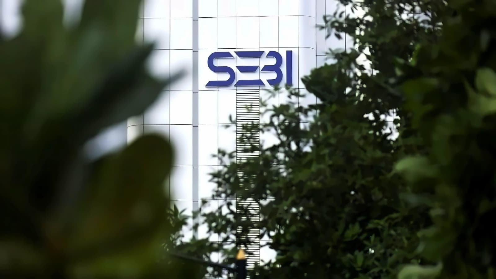 SEBI Cancels 40 Investment Adviser and Research Analyst Registrations