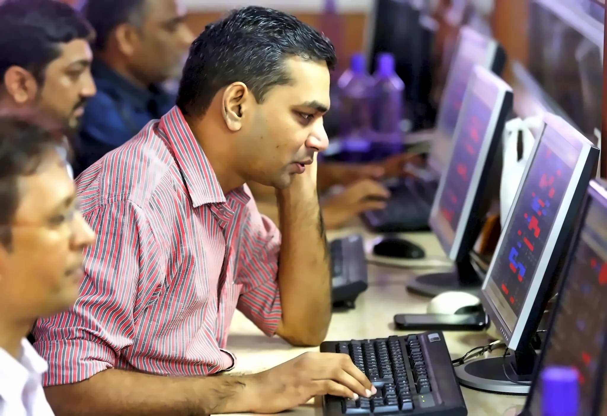Sensex falls 135 points, Nifty flat as bond yields rise
