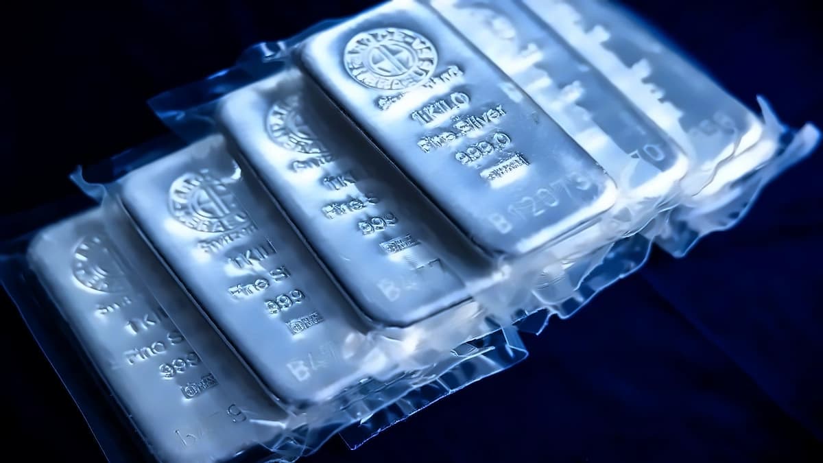 Silver Crashes 23% This Year Amid Oil, Fed Pressures