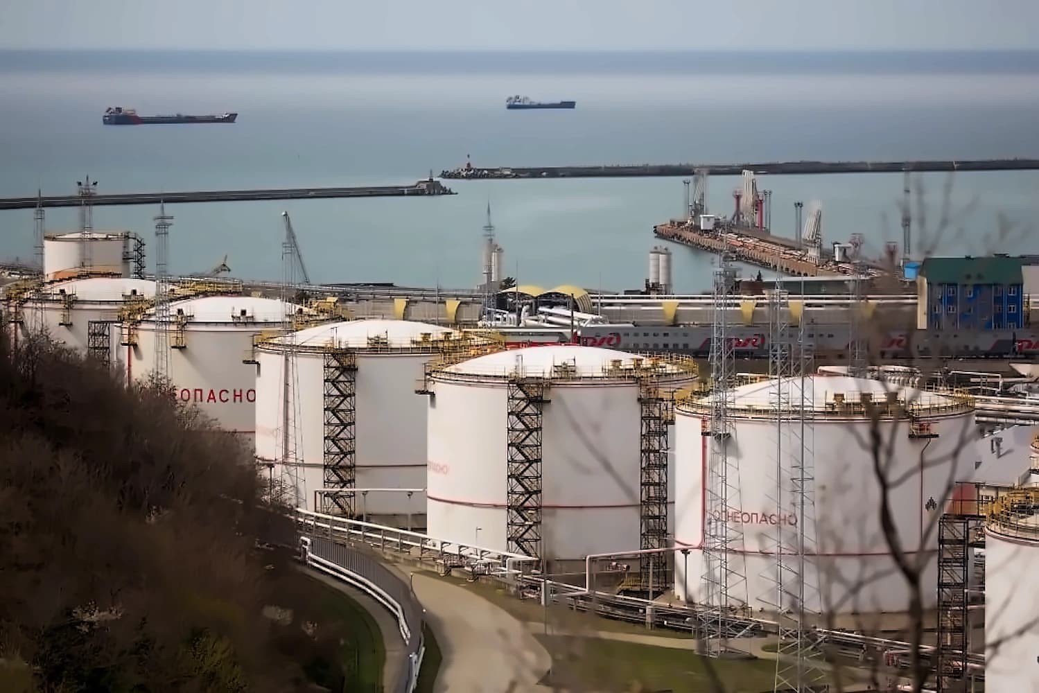 UAE Oil Exports Hit 85% of Pre-War Levels Amid Middle East Tensions