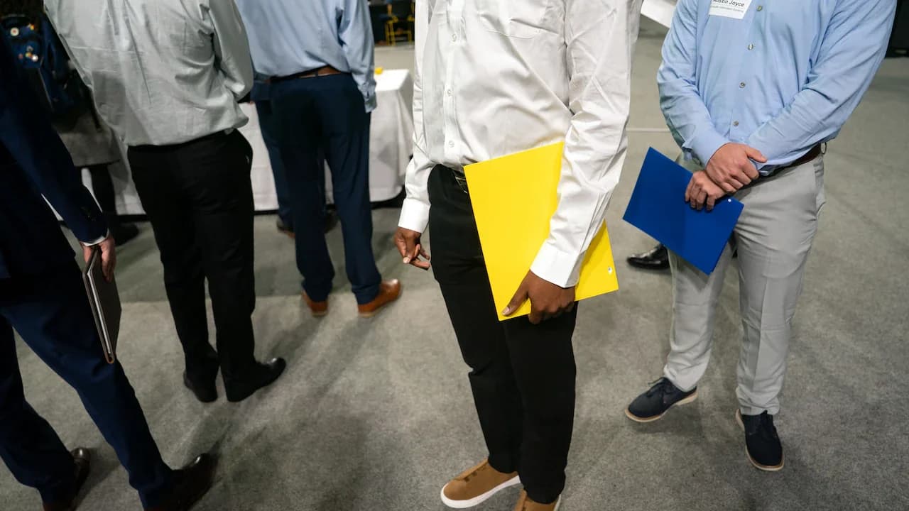 US Jobless Claims Hold Below 200K for Third Week