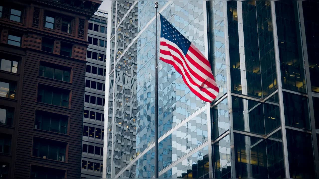 US Q3 Growth Hits 2.3% Despite Consumer Slowdown and Bond Market Risks
