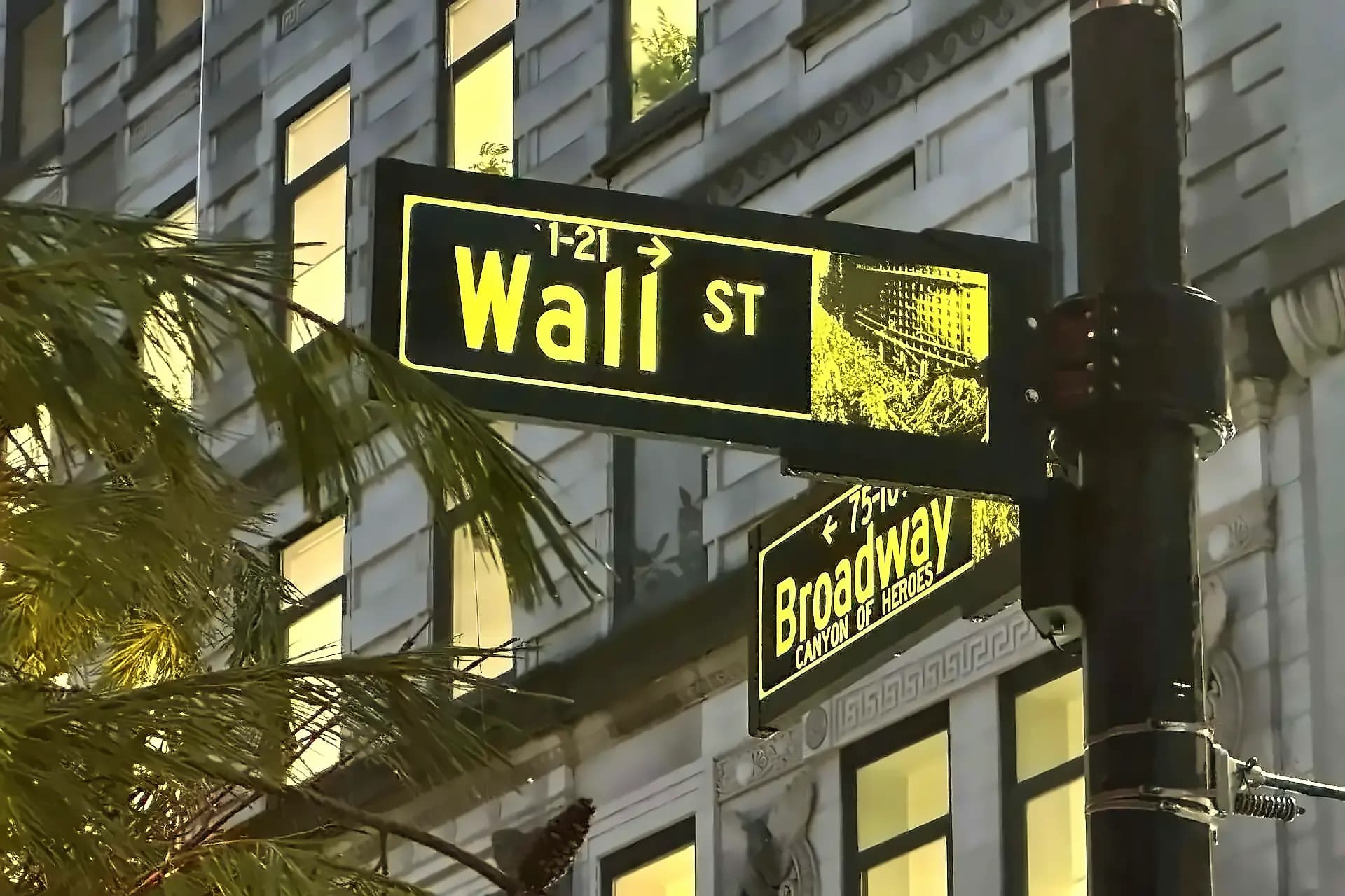US Stocks Rally: Dow Up 300 Points, Nasdaq Gains 1.5% After 1,500 Point Crash
