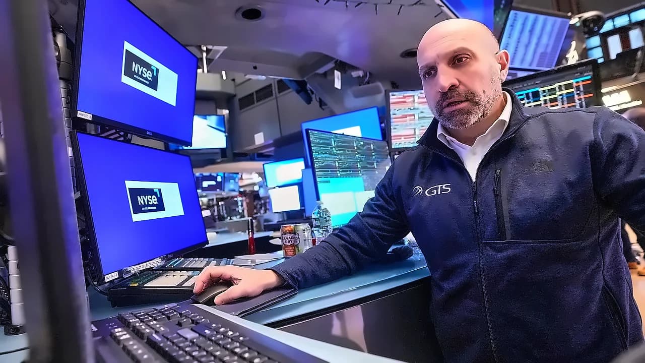 US Stocks Fall 1.2% as Warsh's Fed Debuts with Hawkish Stance