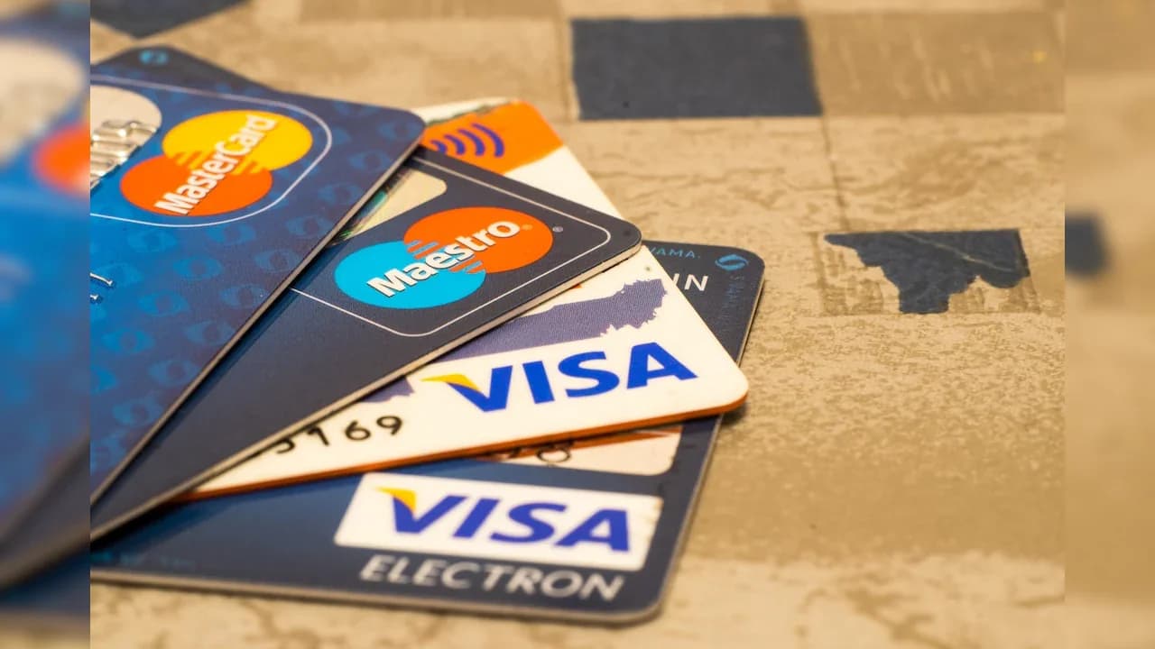 6 Credit Cards Offer Free Airport Lounge Access in August 2026