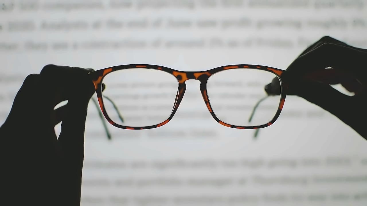 AI Smart Glasses Face Growing Safety Concerns on Public Transport