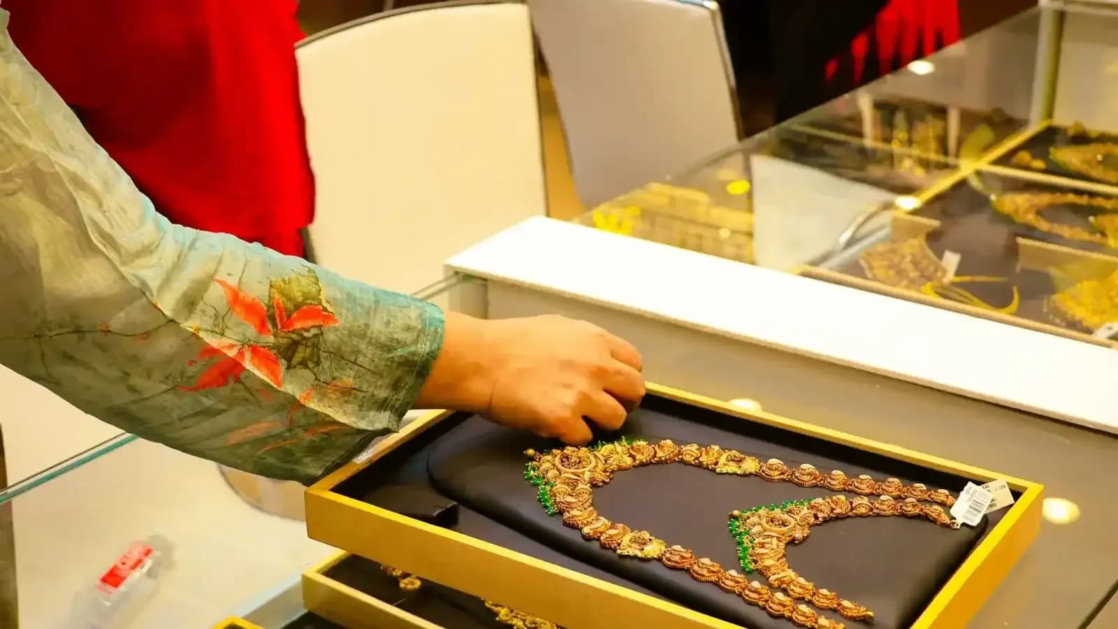 Gold up ₹800, silver rises ₹4,000 on Iran peace hopes, soft dollar