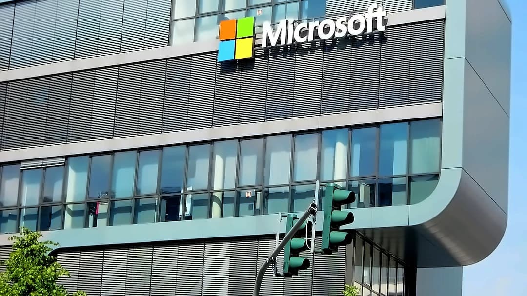 Microsoft Gains 2% as Anthropic Eyes Maia AI Chip Rental Deal