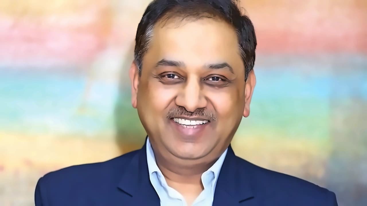 Ashok Leyland's Shenu Agarwal Takes Over as SIAM President