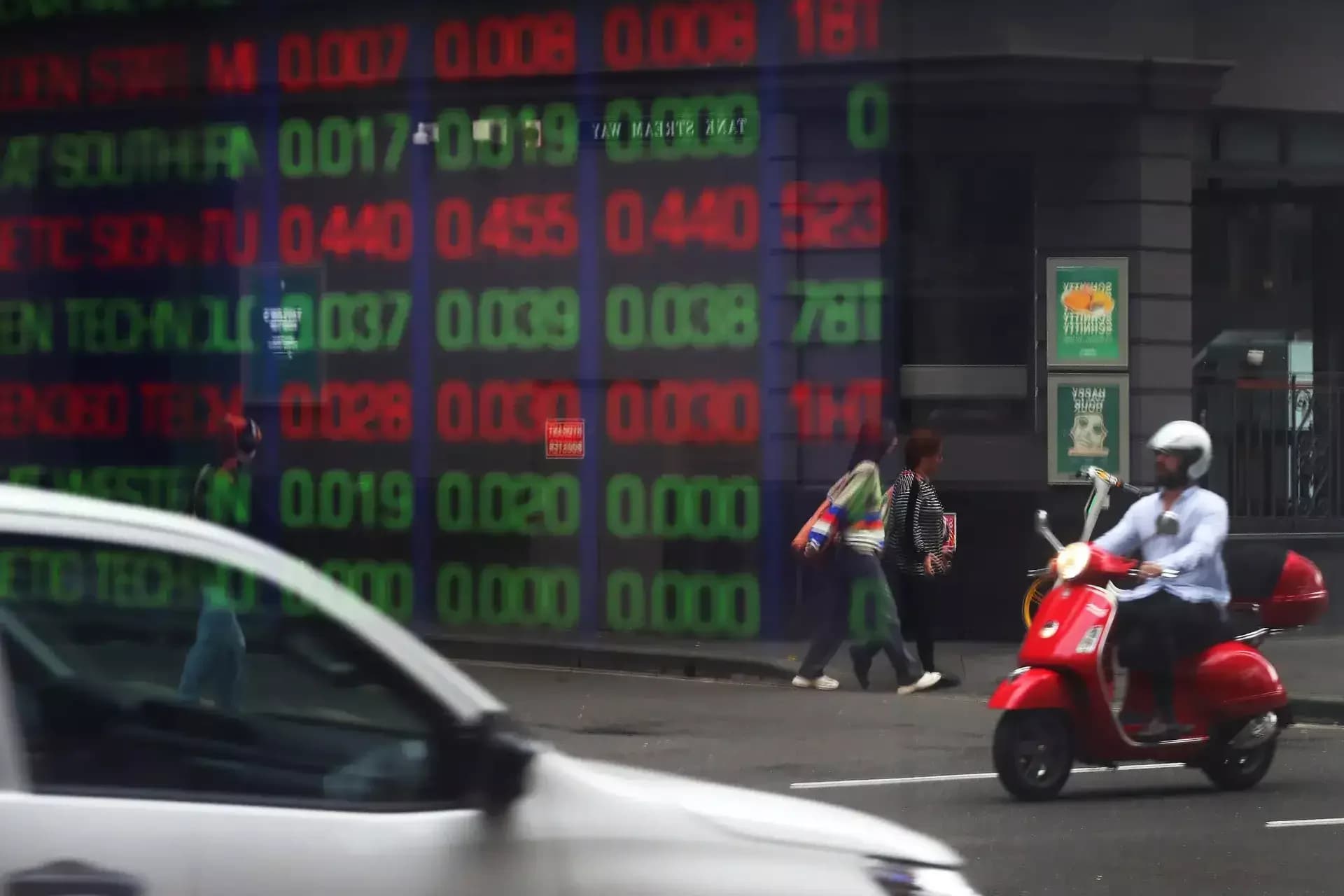 ASX 200 closes flat as bank rebound offsets broader losses