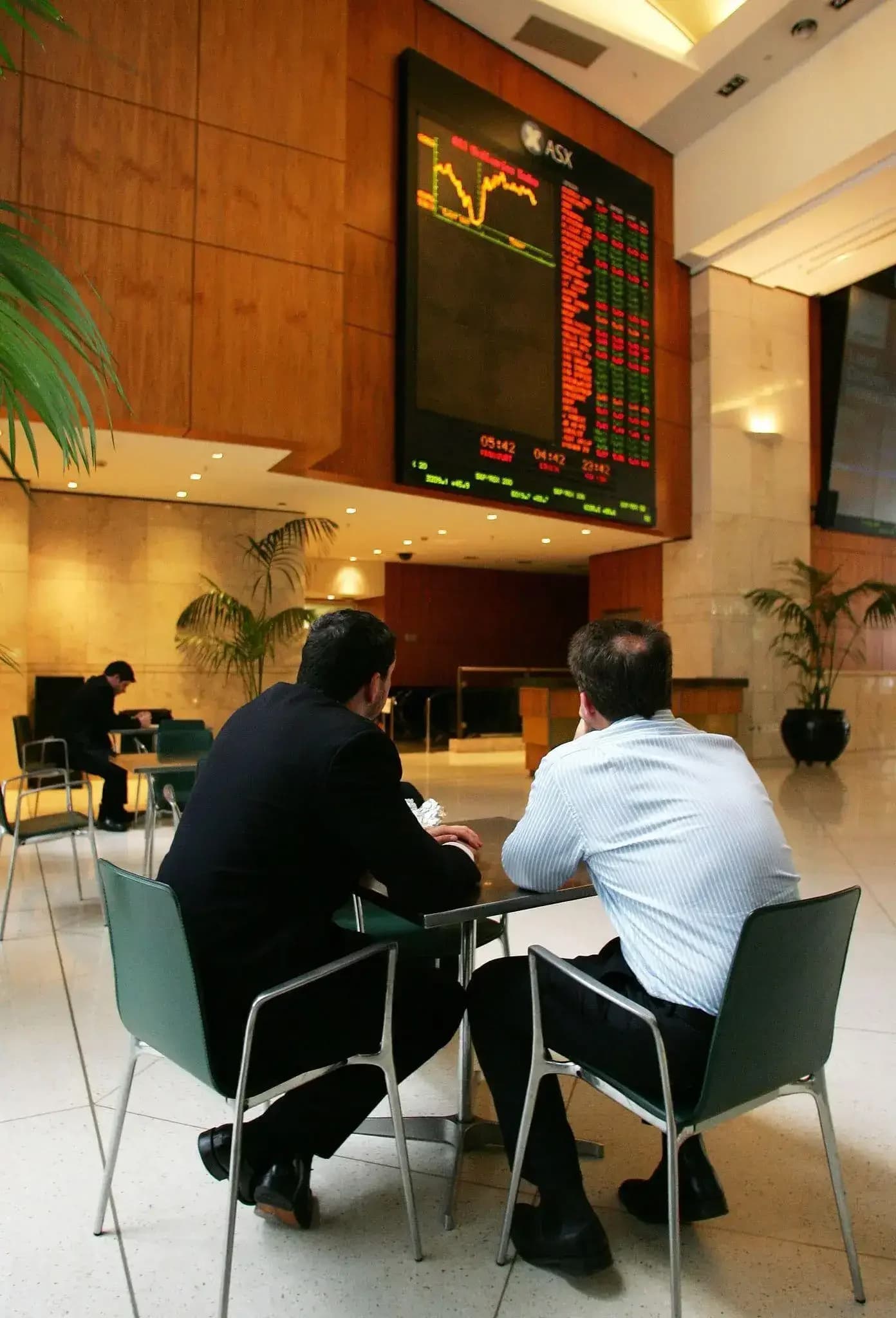 Australian shares rise 0.7% as June rate hike odds drop to near zero