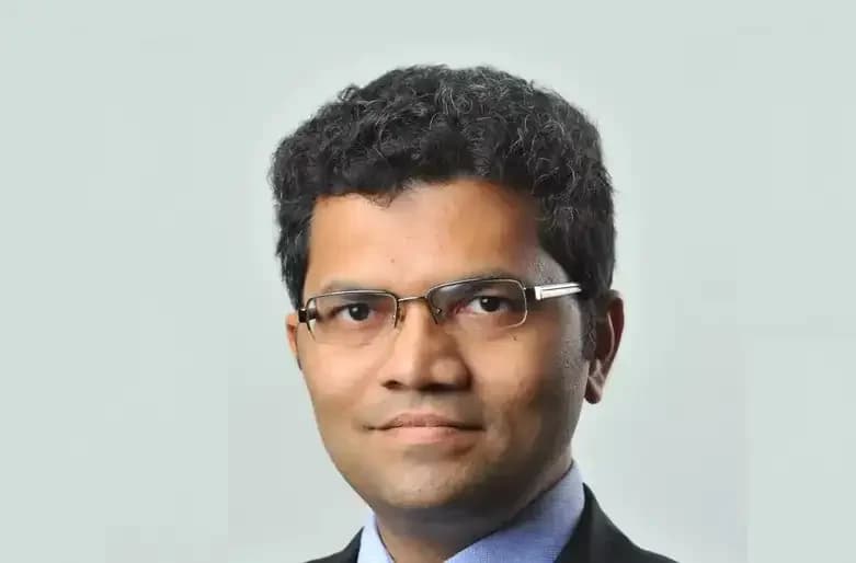 Axis AMC's Devalkar Favors Mid-Caps Over Large Caps Amid FII Outflows