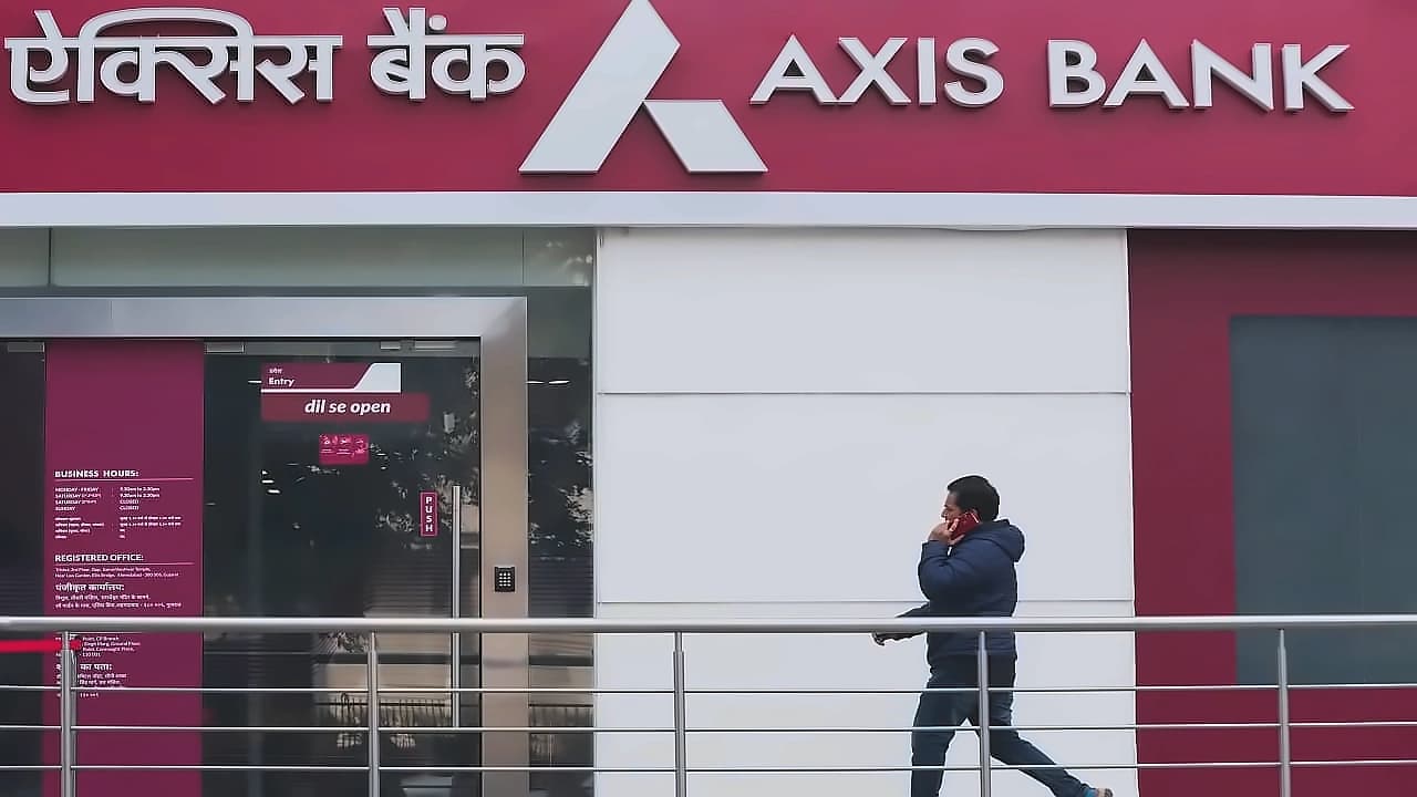 Private banks tumble on D-St after Q1 margin compression hits profitability