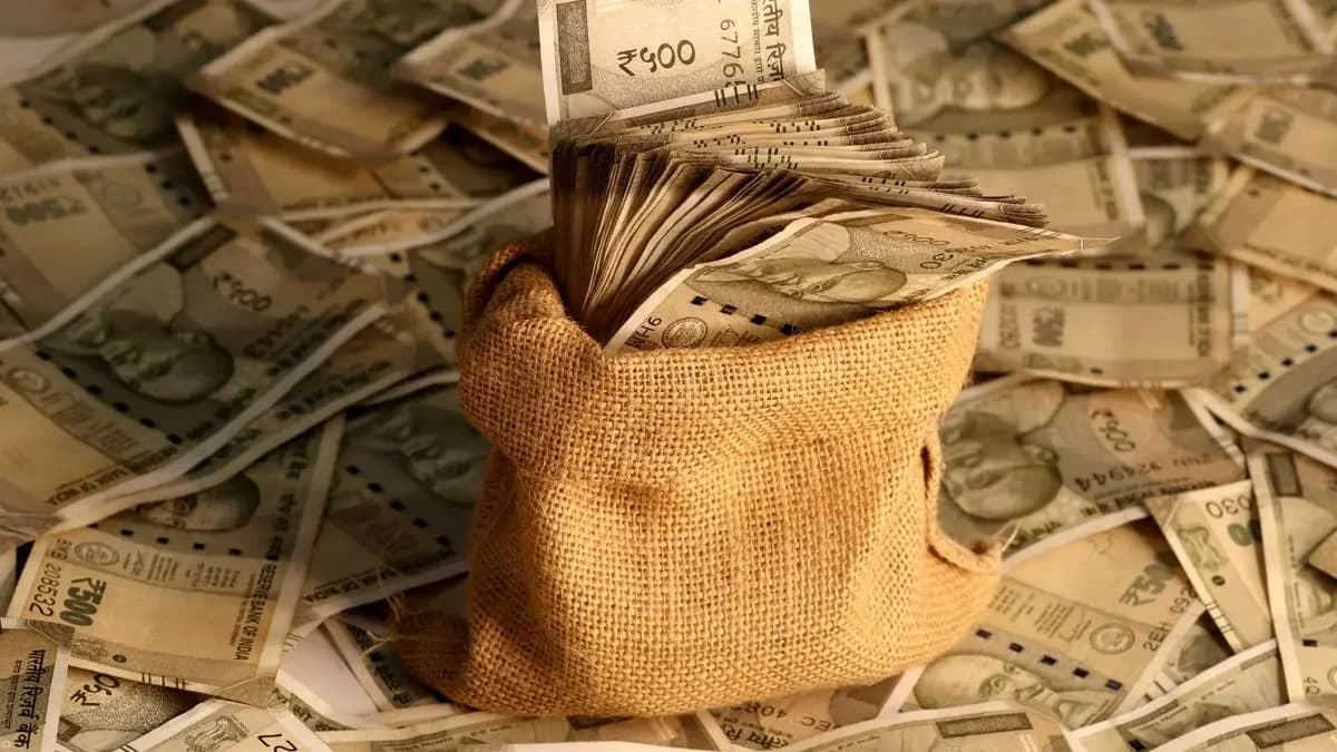 Bank stocks surge 3% weekly as RBI's forex swap facility boosts sector
