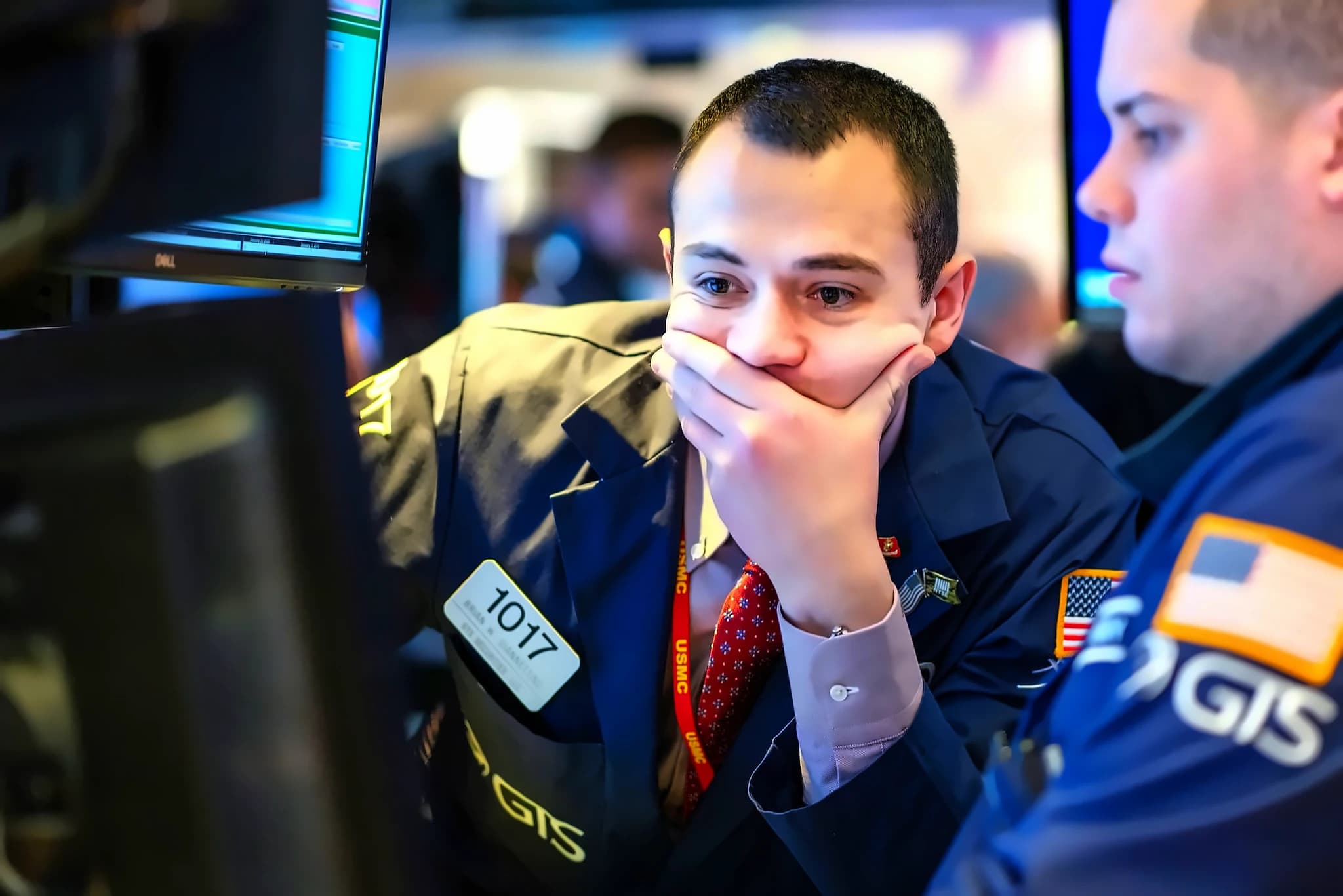 Retail Sentiment Plunges to 16-Month Low as Market Shows Mixed Signals