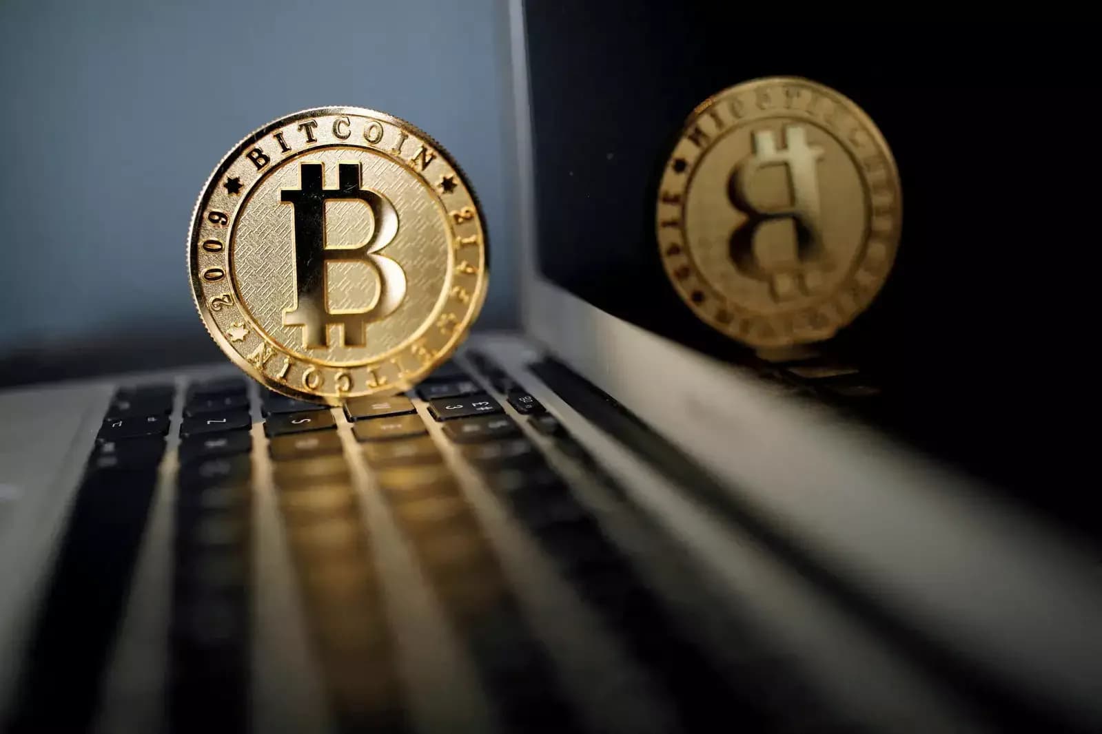 Bitcoin falls below $76,000 after hawkish Fed policy, experts advise caution